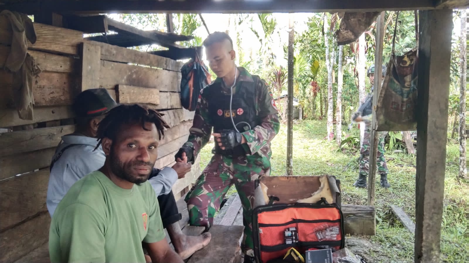 IMG-20220506-WA0012 Satgas Yonif 126/KC Patroli Pelayanan Kesehatan Door To Door di Perbatasan Papua 1