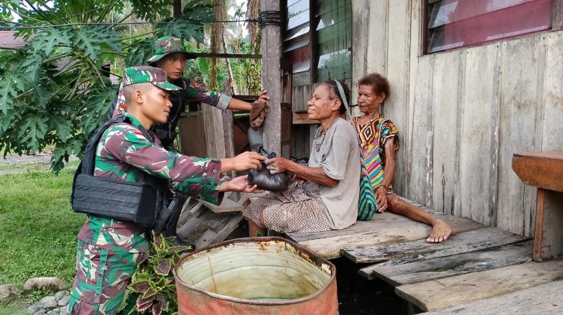 Implementasikan 8 Wajib TNI, Satgas Yonif 126/KC Bantu Kesulitan Rakyat di Perbatasan RI-PNG 10