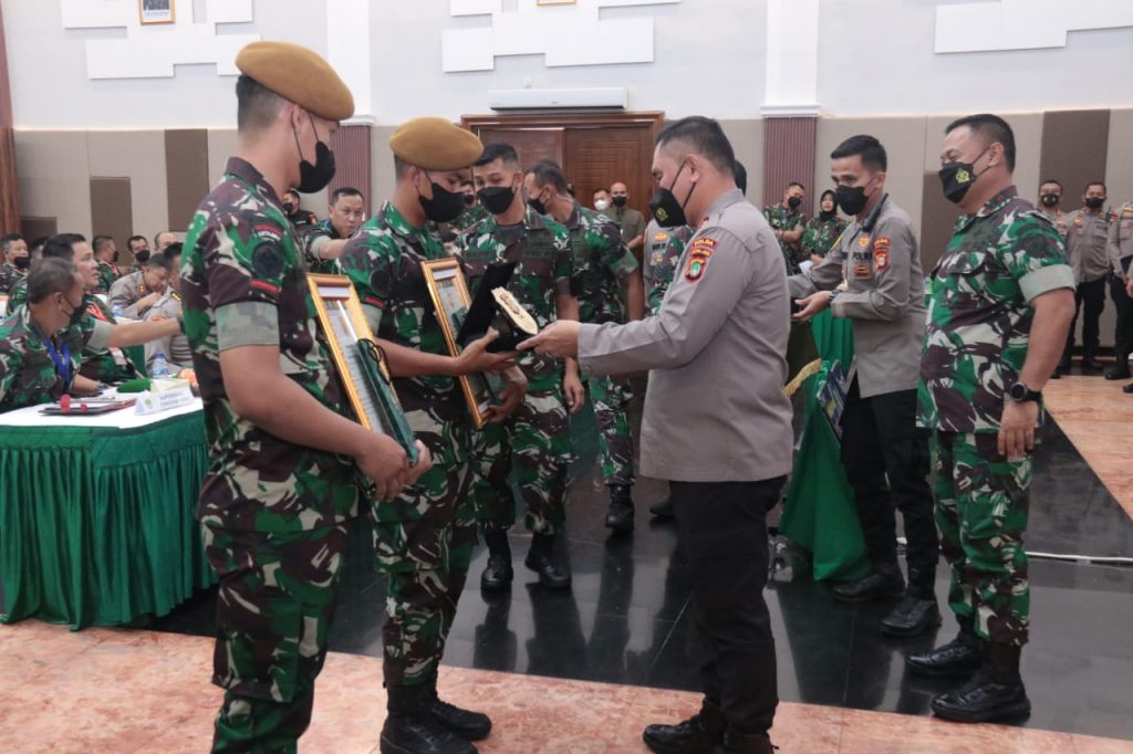 Kapolda Metro Beri Penghargaan 2 Prajurit TNI Penangkap Begal 1