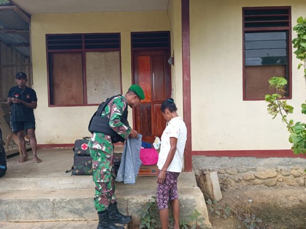 Satgas Yonif 126/KC Bagikan Baju Layak Pakai Kepada Masyarakat Perbatasan   12