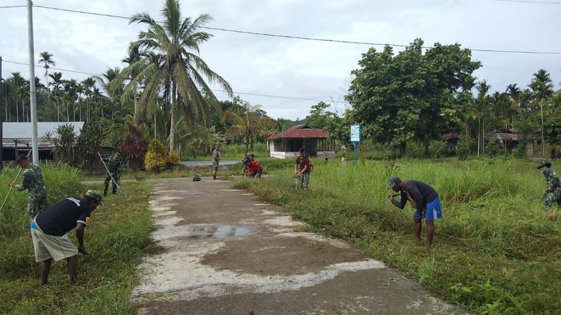 Satgas Pamtas Ajak Masyarakat Karya Bakti Bersihkan Lingkungan 15