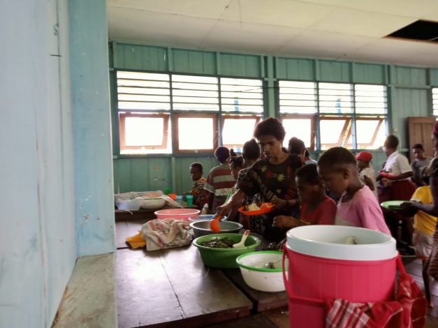 Satgas Pamtas Ajak Warga Perbatasan Makan Bersama 14