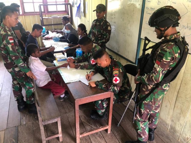 Satgas Pamtas dan Kemenkes Kerjasama Cek Kesehatan Masyarakat 12