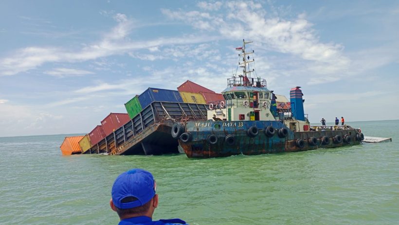 Bakamla Amankan Kontainer Kecelakaan Kapal di Perairan Selat Malaka 29