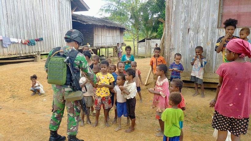 Cegah Filariasis, Satgas Pamtas Periksa Kesehatan Anak-Anak   11