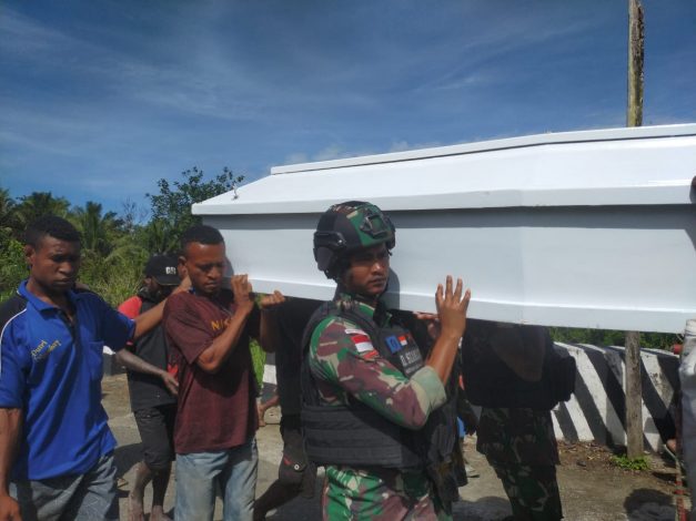 Satgas Pamtas Bantu Pemakaman Warga Perbatasan Papua 10