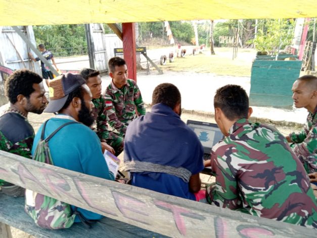 Sejumlah Pemuda Papua Diajari Gunakan Laptop 13