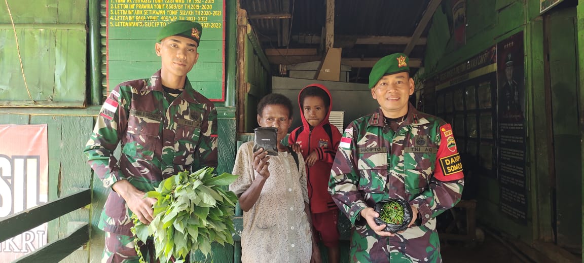 Barter ala Warga dengan Personel Satgas Pamtas RI-PNG 1