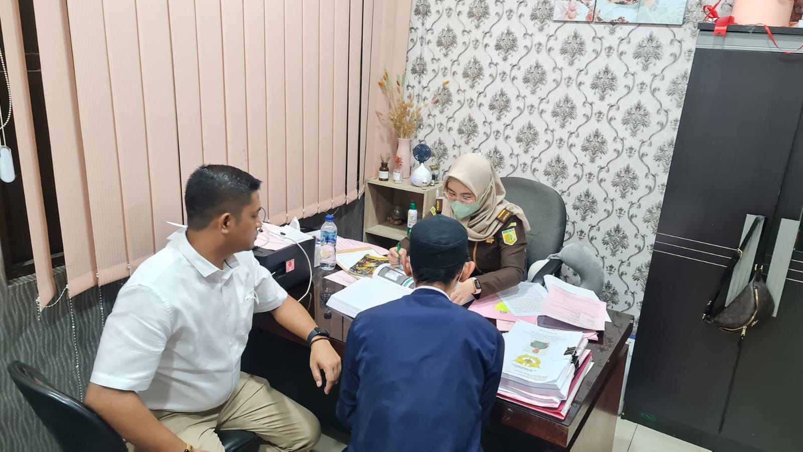 IMG-20220609-WA0043 Kejari Jaktim Terima Penyerahan Tersangka dari Penyidik Bea Cukai 1