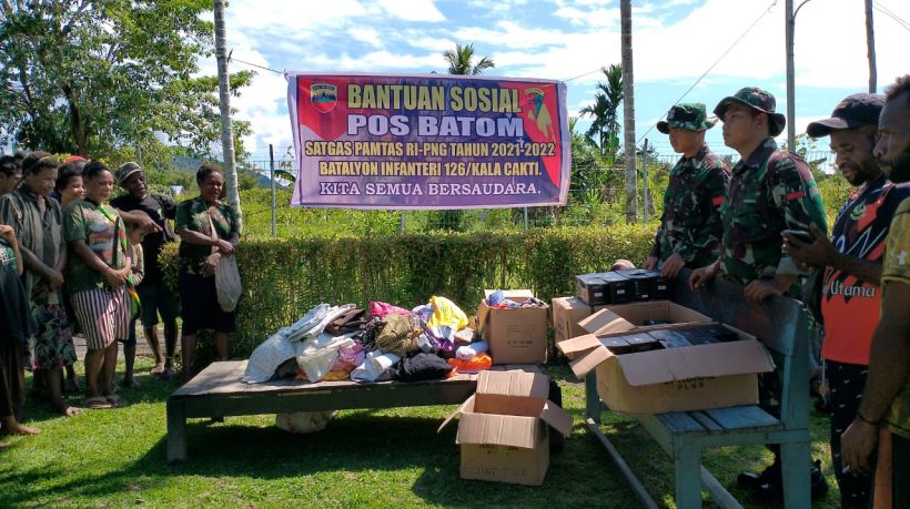 Warga Perbatasan Papua Dapat Pakaian Layak Pakai 14