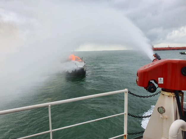Bakamla RI Padamkan Kapal Terbakar di Perairan Karimun 48