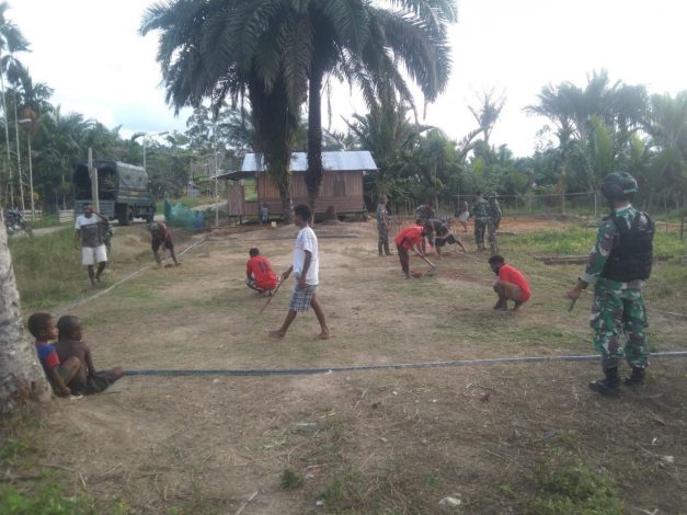 Bersihkan Lingkungan, TNI Gotong Royong Bersama Rakyat   13