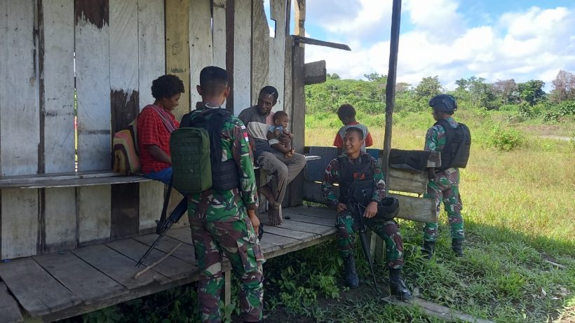 TNI Perkokoh Kemanunggalan dengan Rakyat di Perbatasan RI-PNG 33