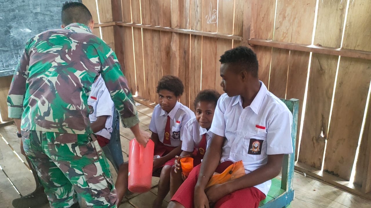 Pelajar di Pebatasan RI-PNG Dapat Susu Gratis 1