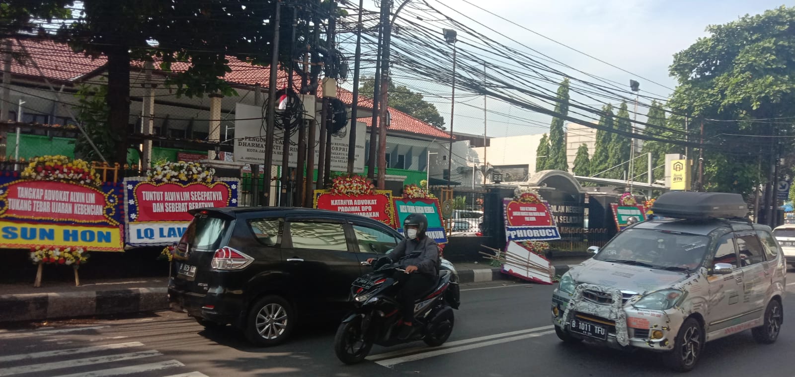IMG-20220621-WA0001 Karangan Bunga Terpampang di PN Jakarta Selatan, Minta Alvin Lim Segara Ditahan 1