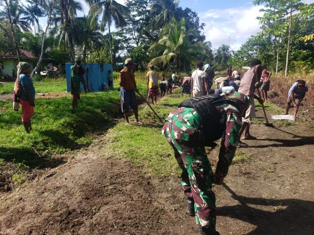 Gotong Royong TNI Bersama Warga di Perbatasan Papua 10