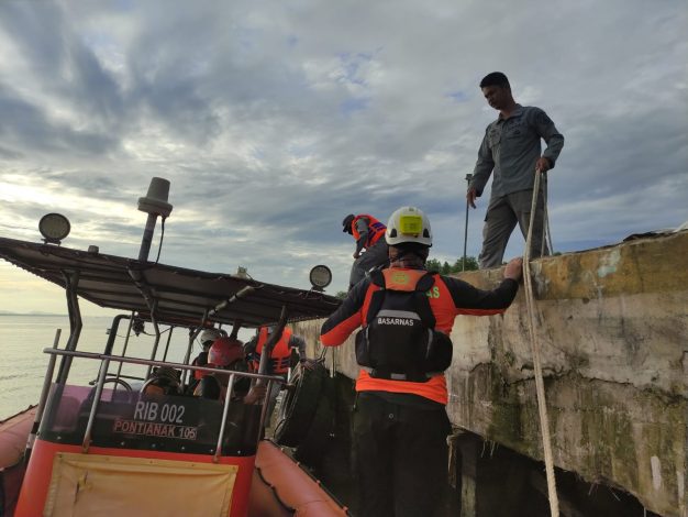 PKKL Sambas Bakamla RI Selamatkan Korban Kapal Tenggelam 51
