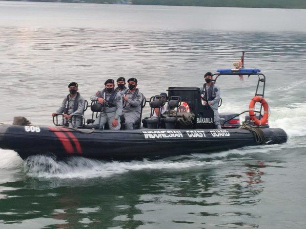 Bakamla RI Zona Maritim Timur Cari Korban Jatuh Dari Kapal 38