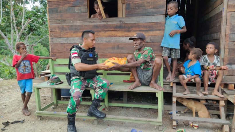 Satgas Pamtas Bagikan Sembako untuk Warga di Perbatasan RI-PNG 12