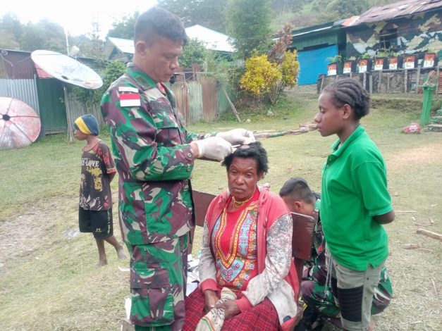 Personel Satgas Pamtas Obati Warga yang Terluka 12