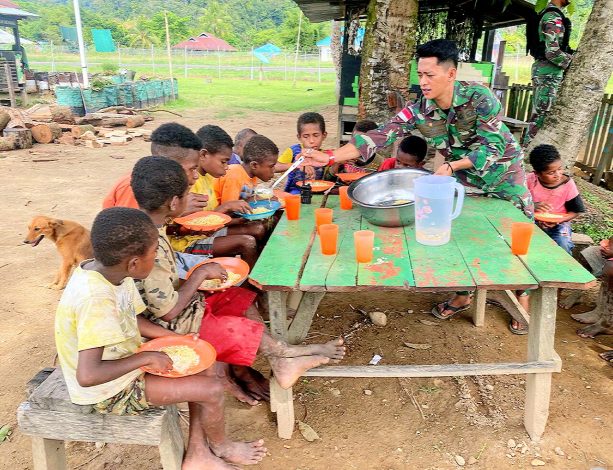 Satgas Pamtas Makan Bersama Anak-Anak Perbatasan RI-PNG 11
