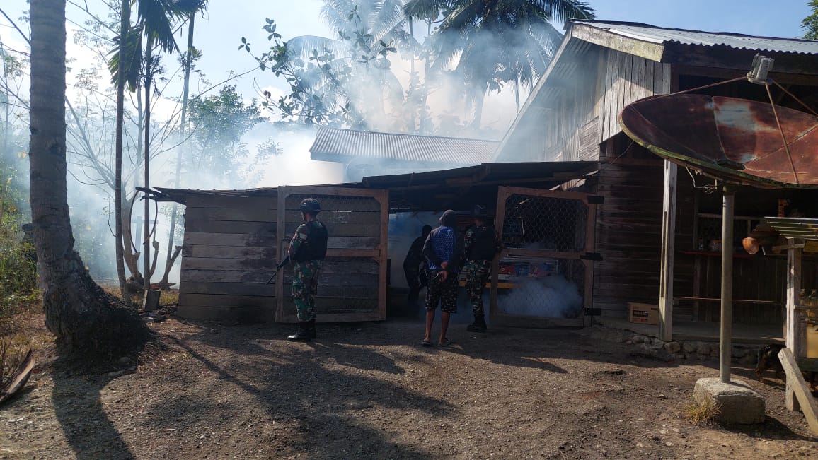 Cegah Malaria, Satgas Pamtas Lakukan Fogging Keliling Kampung di Perbatasan RI-PNG