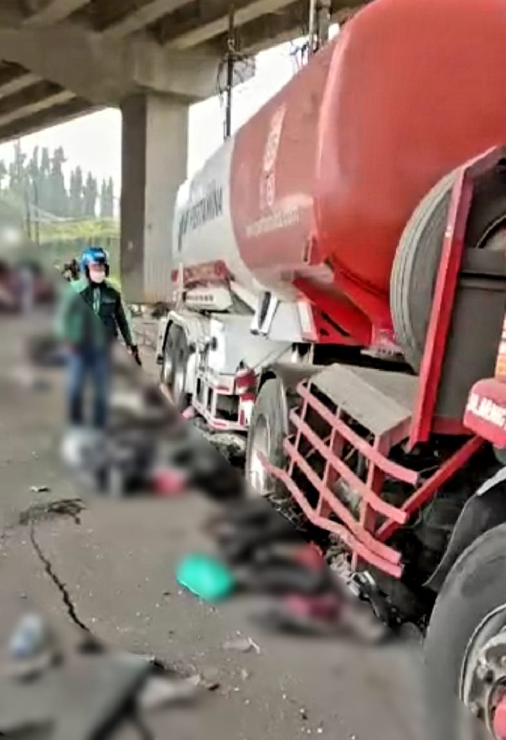 IMG-20220718-WA0077 Truk Pertamina Tabrak Pengendara Motor, 8 Orang Tewas 1