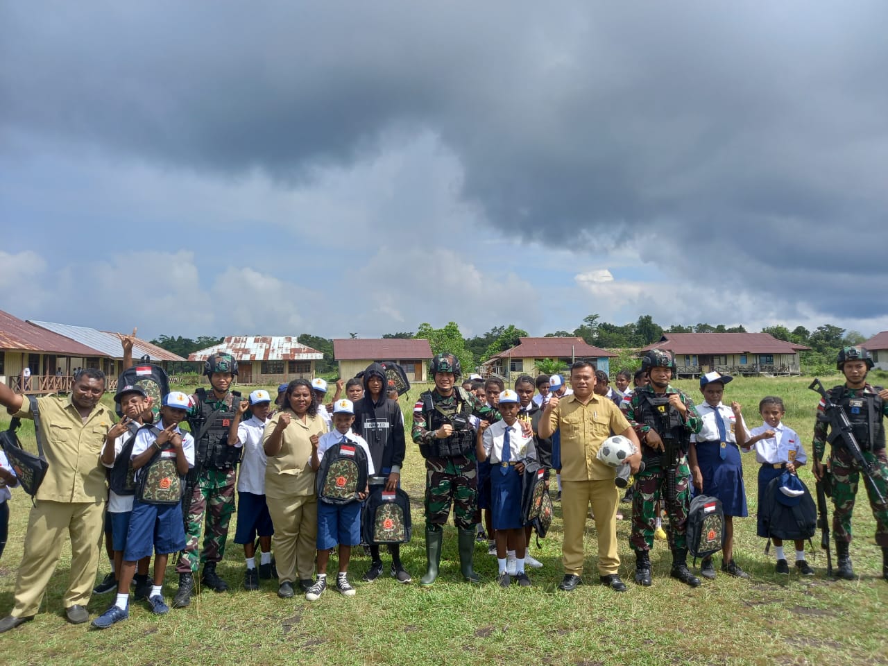 Pelajar di Perbatasan RI-PNG Dapat Bantuan Peralatan Sekolah 1