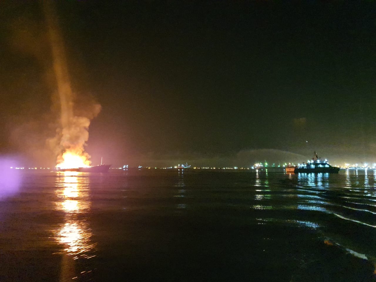 IMG-20220722-WA0016 Dua Unsur Patroli Bakamla RI Padamkan Kapal Terbakar di Pebuhan Batu Ampar 1