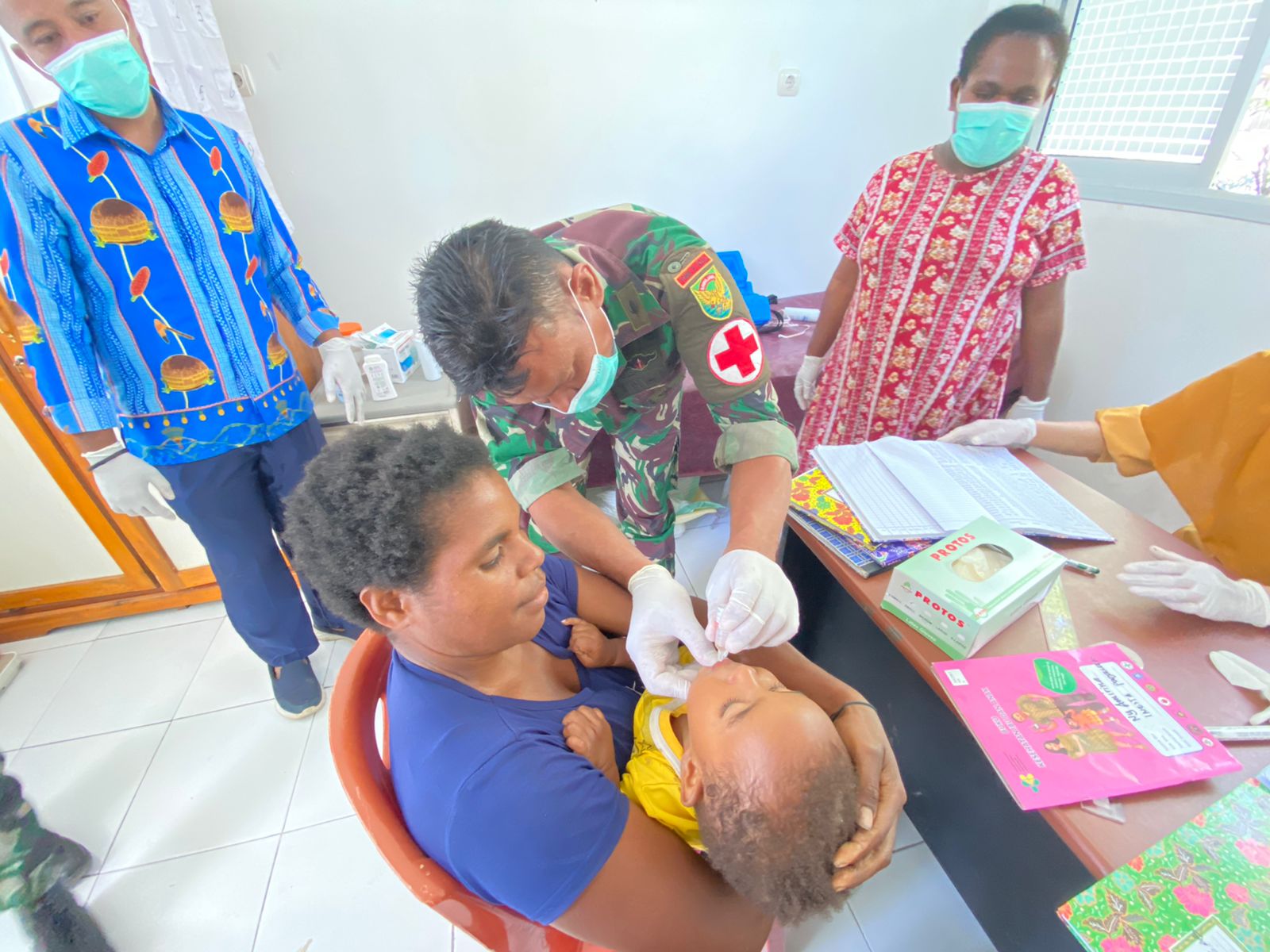 Imunisasi Rutin untuk Anak-anak Papua di Perbatasan RI-PNG  