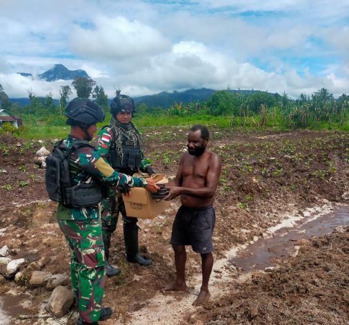Petani di Perbatasan Dapat Susu Dari Satgas Pamtas RI-PNG 15
