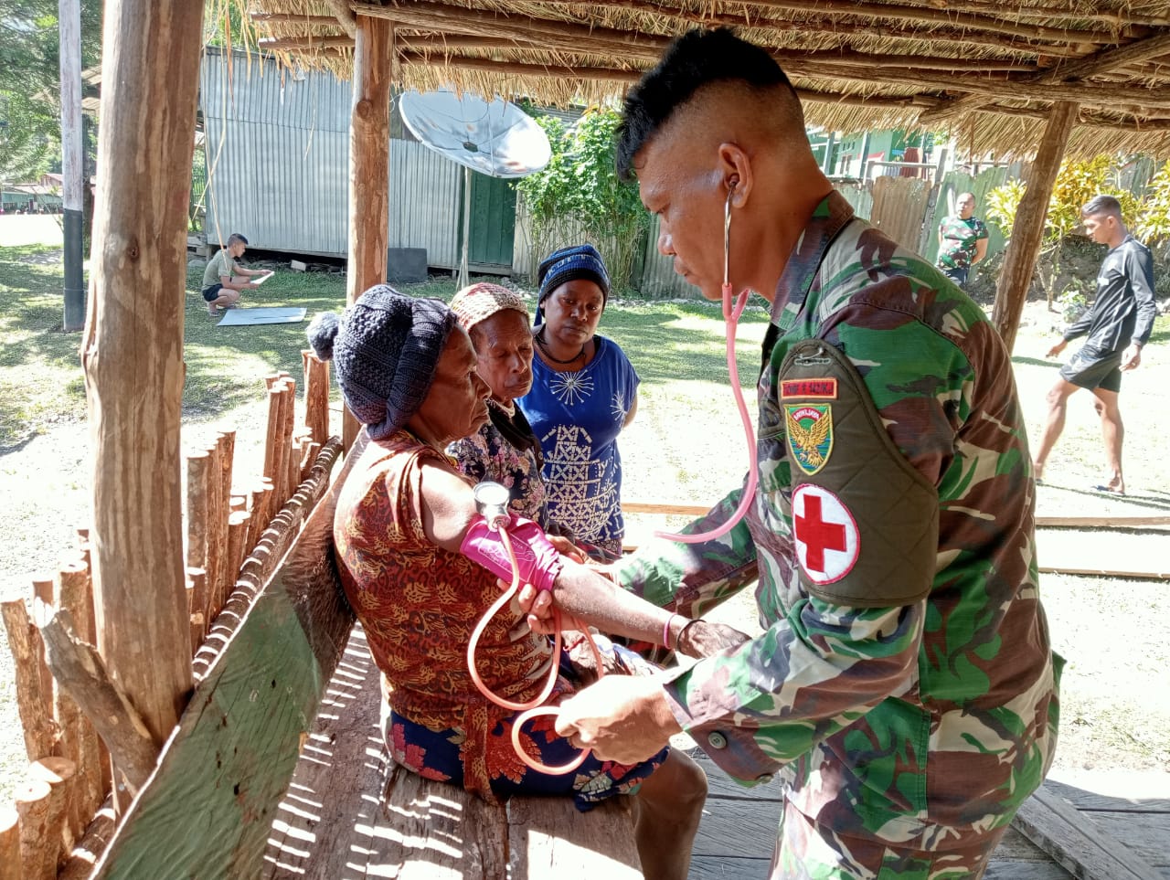 TNI Layani Kesehatan Warga di Perbatasan RI-PNG