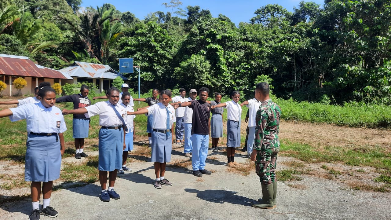 Persiapan Sambut Hari Kemerdekaan, TNI Latih Pelajar di Perbatasan RI-PNG 1