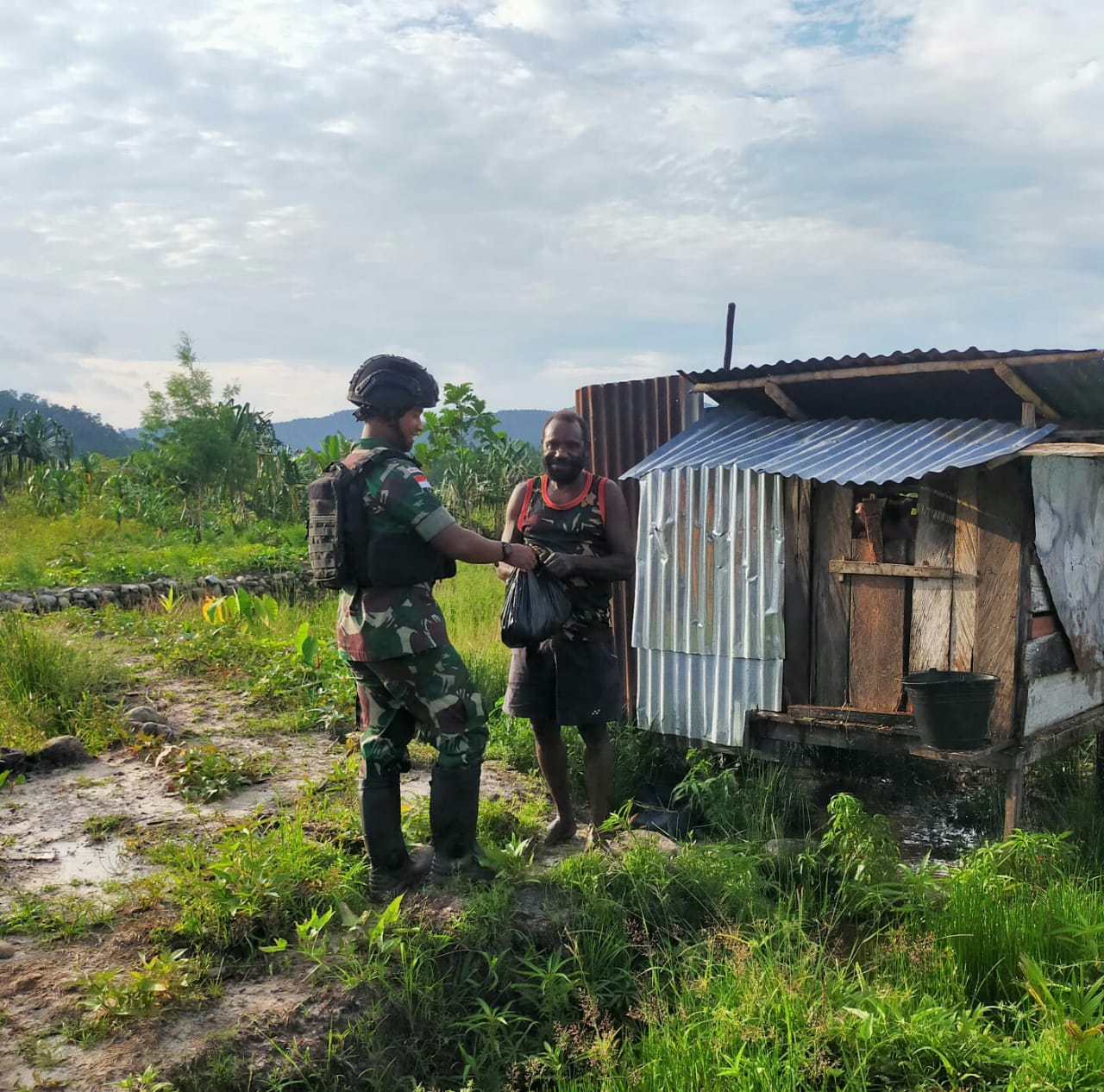 Satgas Pamtas Berikan Beras dan Mie Instan Kepada Warga Kurang Mampu di Perbatasan RI-PNG 1