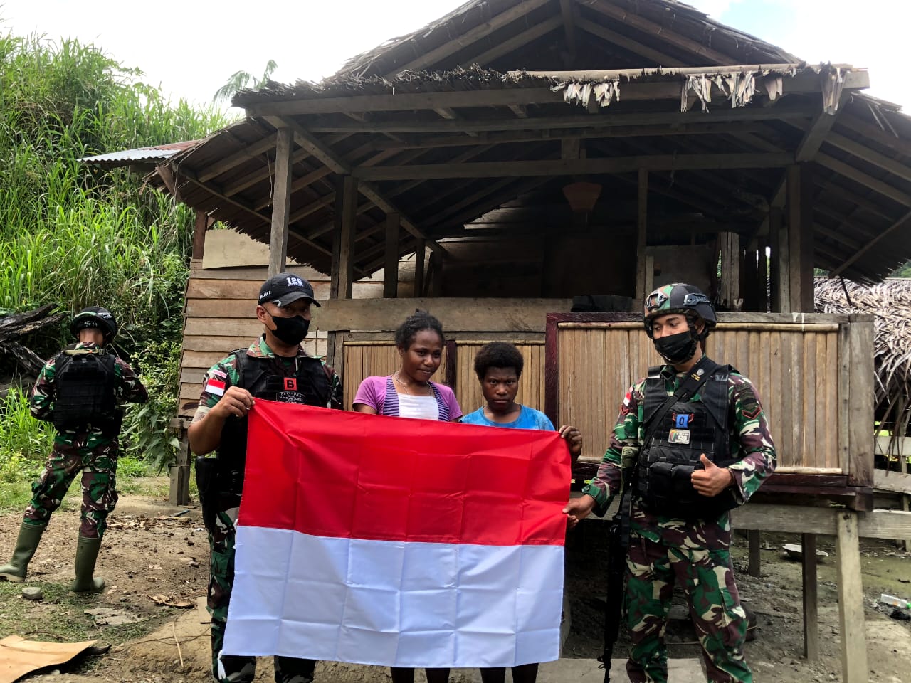 IMG-20220813-WA0000 Meriahkan HUT RI Ke-77, Warga Perbatasan RI-PNG Dapat Bendera Merah Putih 1