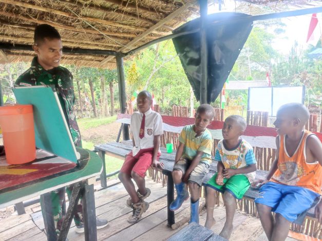 Personel Satgas Pamtas Ajari Anak di Perbatasan RI-PNG Baca Tulis 11