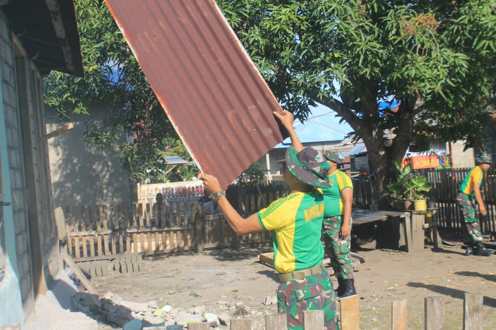 IMG-20220908-WA0037 Satgas Yonarmed 1 Kostrad Bantu Renovasi Rumah Tokoh Pemuda Negeri Lisabata Timur 1