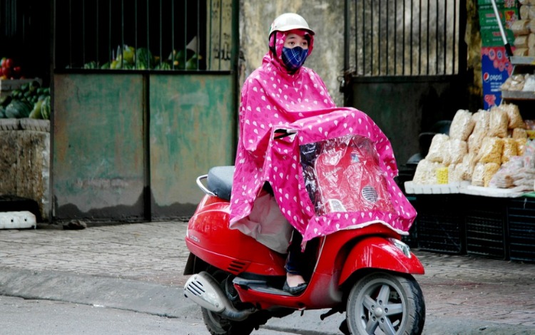 Tips Mengendarai Motor Saat Musim Hujan 15