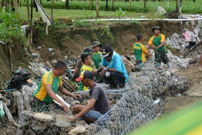 Cegah Banjir dan Longsor, TNI dan Warga Pasang Bronjong di Sungai Waiheru 11