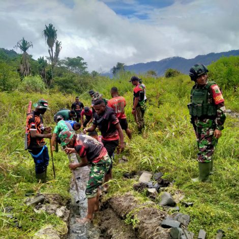 Personel TNI Bersihkan Saluran Irigasi PLTA 13