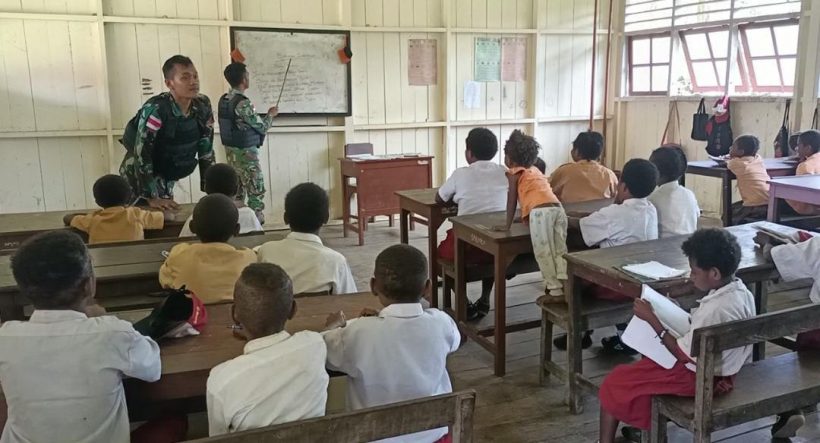 Personel Satgas Pamtas Jadi Guru di Perbatasan RI-PNG 12