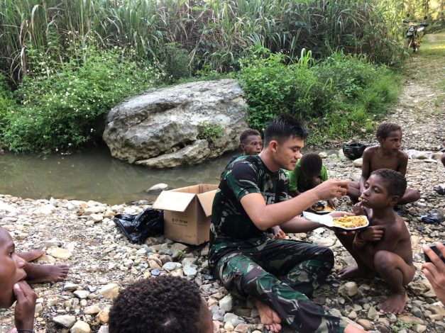 Ketika Personel Satgas Pamtas Ajak Anak-anak Papua di Pebatasan RI-PNG Mandi di Sungai 14