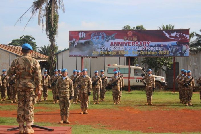 Ratusan Prajurit Satgas Kizi Gelar Upacara HUT TNI Ke-77 di Kongo 64
