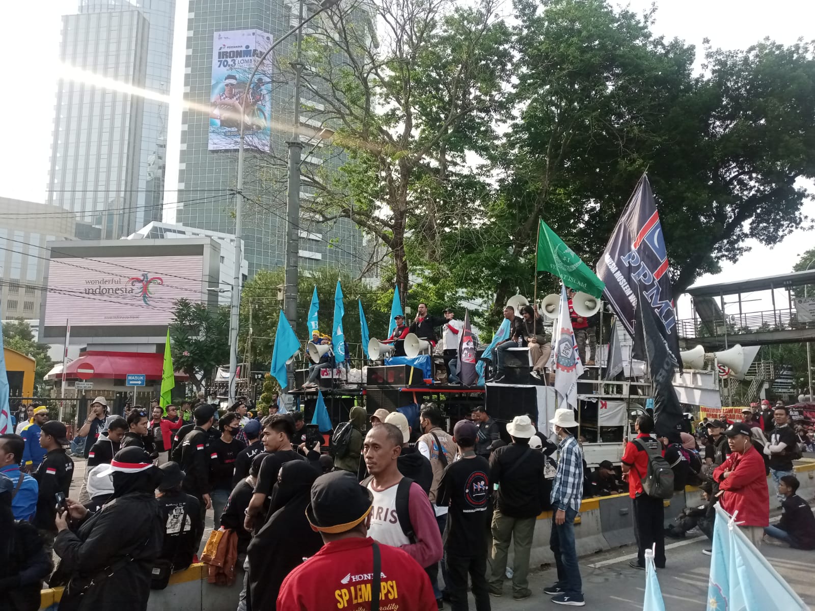 Demo di Patung Kuda, Tuntut BBM Turun dan Jokowi Turun 1