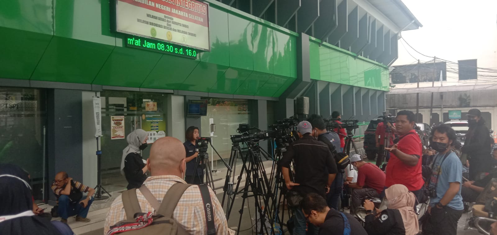 IMG-20221010-WA0023 Jelang Pelimpahan Berkas Sambo cs, PN Jaksel Dipenuhi Awak Media 1