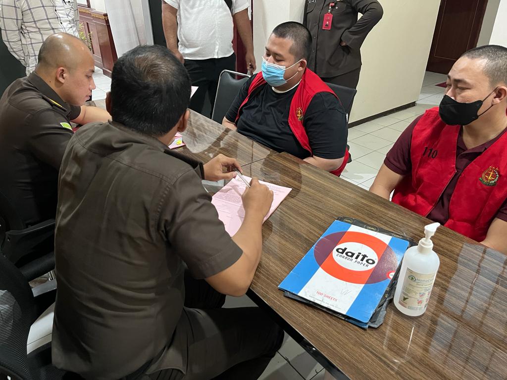 IMG-20221010-WA0063 Polisi Serahkan Dua Jaksa Gadungan ke Kejari Jakpus 1