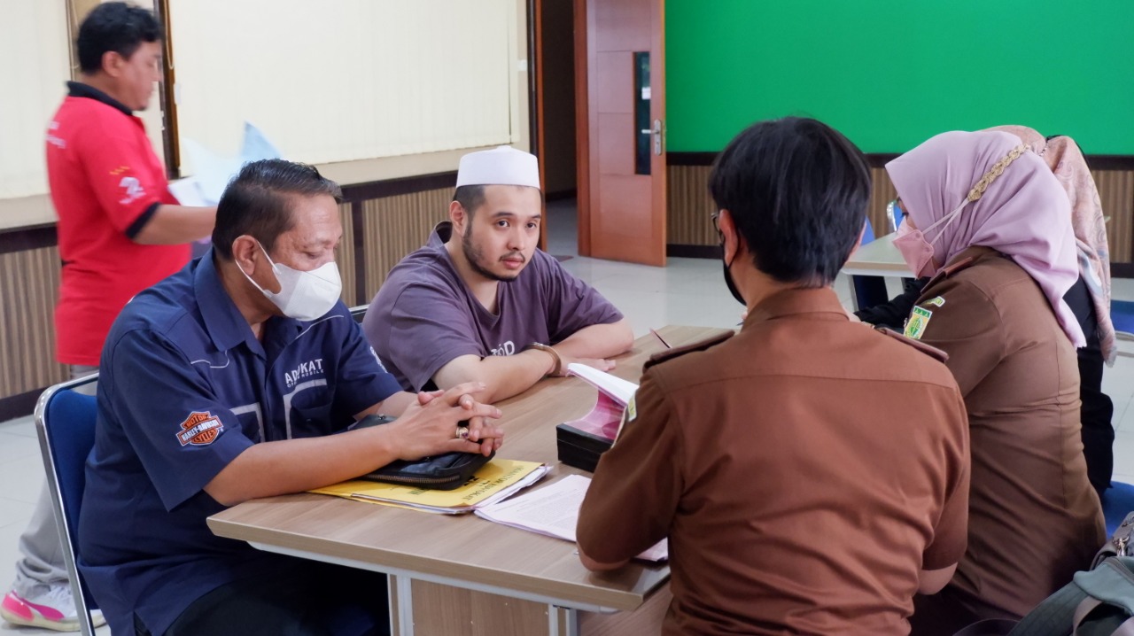 IMG-20221013-WA0019 Kejari Bandung Terima Penyerahan Tersangka Pembunuhan Purnawirawan TNI 1
