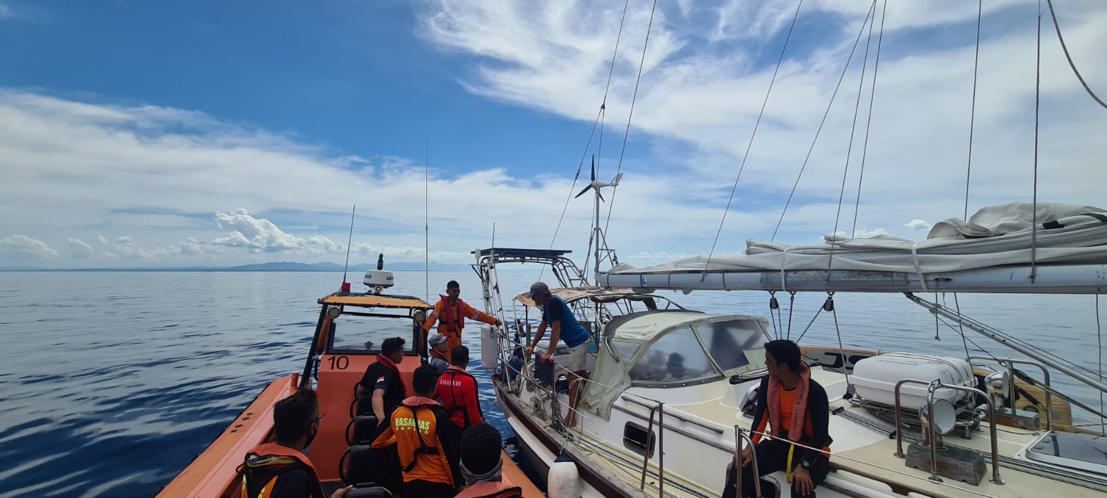 Stasiun Bakamla Kupang Evakuasi Yacht New Zealand yang Alami Kebocoran 1