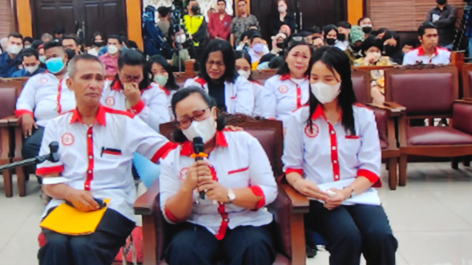 Keluarga Brigadir J: Ada Telepon Misterius Usai Pemakaman 1