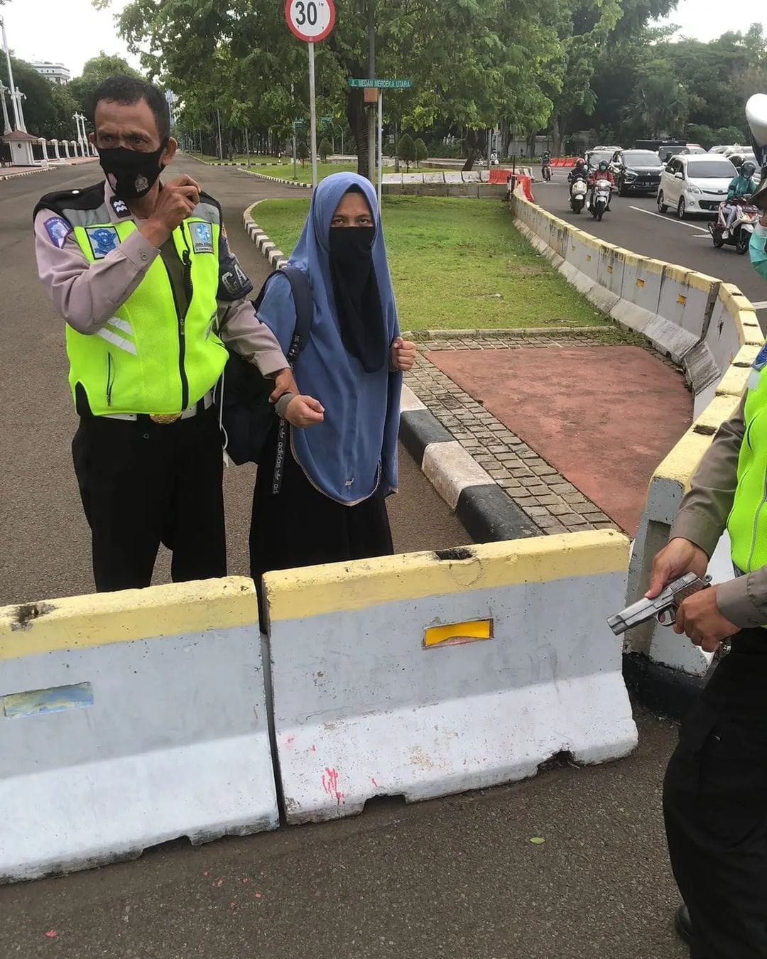 IMG-20221025-WA0119 Wanita Bersenpi Coba Terebos Istana, Polda Metro: Belum Tentu Teror 1